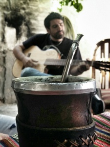 Asado, mate y guitarra criolla